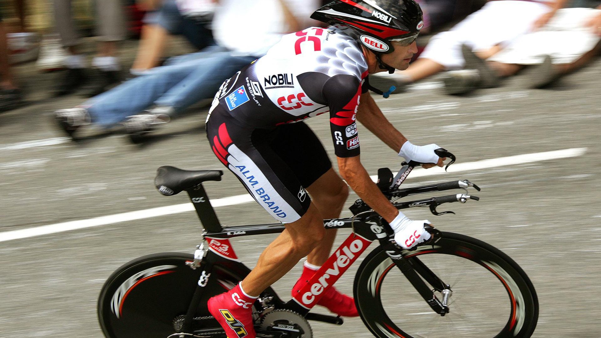 德国骑手格里高利·瓦特莱特在2024年国际马术联合会障碍赛世界巡回赛中以“Maximus”马匹获得个人第五名，展现坚韧精神。